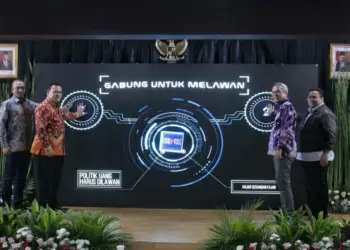 PELUNCURAN PROGRAM: dari kiri, Ketua KPU Hasyim Asyari, Ketua KPK Firli Bahuri, Direktur Jendral Informasi dan Komunikasi Publik di Kementerian Komunikasi dan Informatika (Kemenkominfo) Usman Kansong dan Ketua Bawaslu Rahmat Bagja menekan tombol berbarengan secara simbolis, pada peluncuran Kampanye Hajar Serangan Fajar, di Gedung ACLC KPK, Jakarta, Jumat (14/7). (RM)