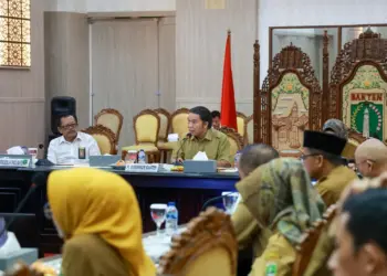 RAKOR INFLASI–Pj Gubernur Banten Al Muktabar, mengikuti Rakor inflasi, di Pendopo Gubernur Banten, Senin (10/7/2023). (ISTIMEWA)