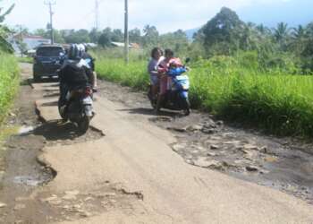 Salah satu ruas jalan yang masih rusak di Kabupaten Pandeglang, butuh perbaikan segera. (ISTIMEWA)