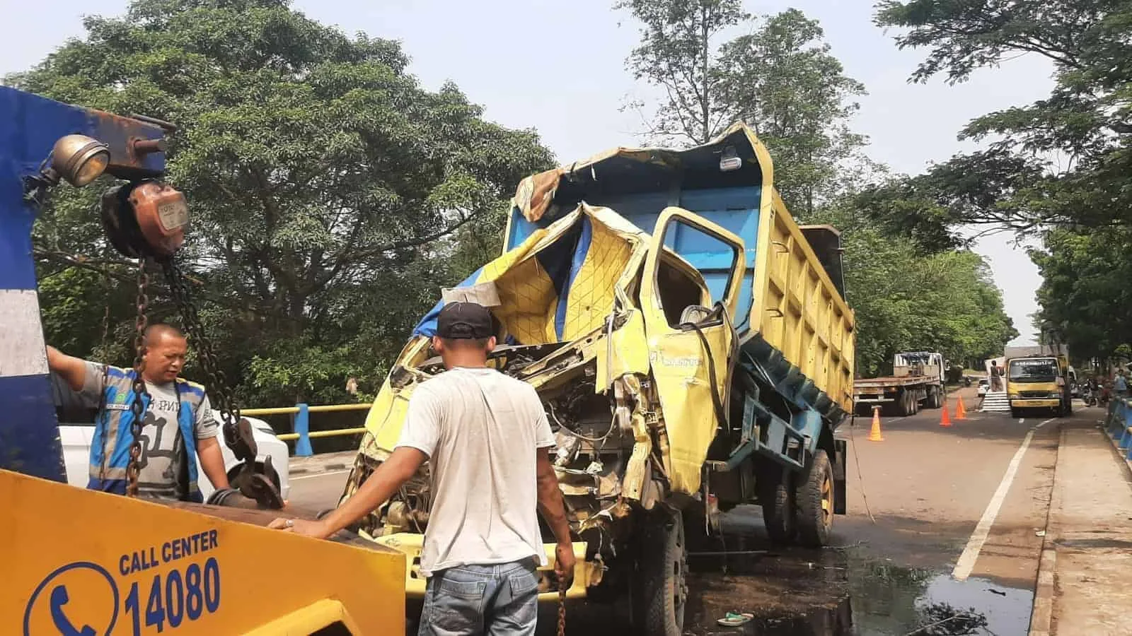 EVAKUASI: Petugas Kepolisian Resort Kota Tangerang terlihat sedang melakukan evakuasi mobil truk yang mengalami kecelakaan. (DOK/SATELIT NEWS)