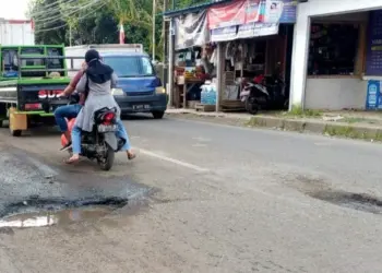 Jalan Raya Labuan - Caringin, rusak. (FAHRIE/SATELITNEWS.COM)