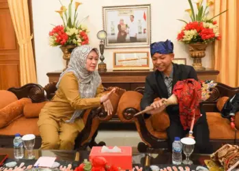 Bupati Pandeglang Irna Narulita, berbincang dengan Aming Ajen, di ruang depan Pendopo Bupati, Senin (3/7/2023). (FAHRIE/SATELITNEWS.COM)