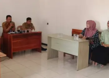 Camat Sindangresmi Mukhlis Arifin (pegang mic), memimpin Rakor di Kantor Kecamatan setempat. (FAHRIE/SATELITNEWS.COM)