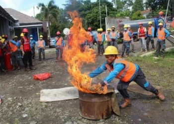 MEMADAMKAN API - Petugas BPBDPK sedang memadamkan api, dalam kegiatan simulasi penanganan kebakaran, Kamis (6/7/2023). (FAHRIE/SATELITNEWS.COM)