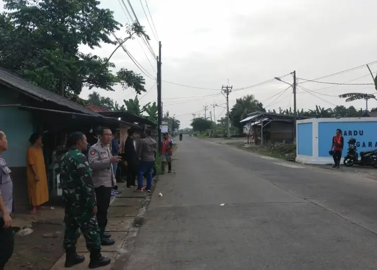 CEK LOKASI TAWURAN: Situasi di Jalan Raya Aria Wangsakara, Kampung Sodong, Desa Sodong, Kecamatan Tigaraksa, tepatnya di depan gardu PLN. Terlihat Kepolsian Sektor Tigaraksa beserta Koramil 06/Tigaraksa sedang melakukan olah TKP peristiwa tawuran remaja yang diduga para pelajar tingkat SMA/SMK, Kamis (6/7). (ALFIAN HERIANTO)