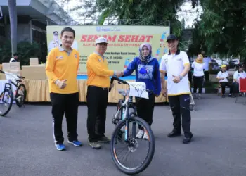 Sekda Kabupaten Serang Tb. Entus Mahmud Sahiri, serahkan hadiah. (ISTIMEWA)