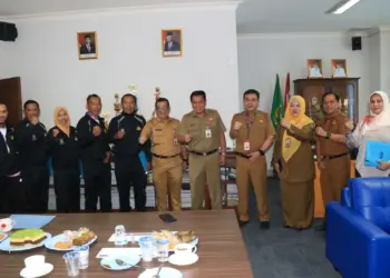 PELEPASAN ATLET: Sekda Maesyal Rasyid bersama jajaran pengurus Korpri Kabupaten Tangerang saat foto bersama para atlet sebelum berangkat ke Pornas  ke-16 Korpri Tahun 2023. (ISTIMEWA)