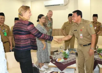 DEWAN AIR BELANDA: Sekda Kabupaten Tangerang Moch. Maesyal Rasyid menyambut langsung kedatangan tim dari Dewan Air Belanda atau DWA di Ruang Coffe Morning Gedung Kantor Bupati Tangerang, Tigaraksa, Senin (10/7/2023). (ISTIMEWA)