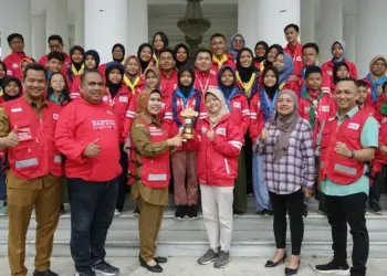 Ketua PMI Banten Ratu Tatu Chasanah, tunjukan penghargaan bersama para pengurus dan anggota PMI Banten, sebagai juara 1 Jumbara 2023. (ISTIMEWA)