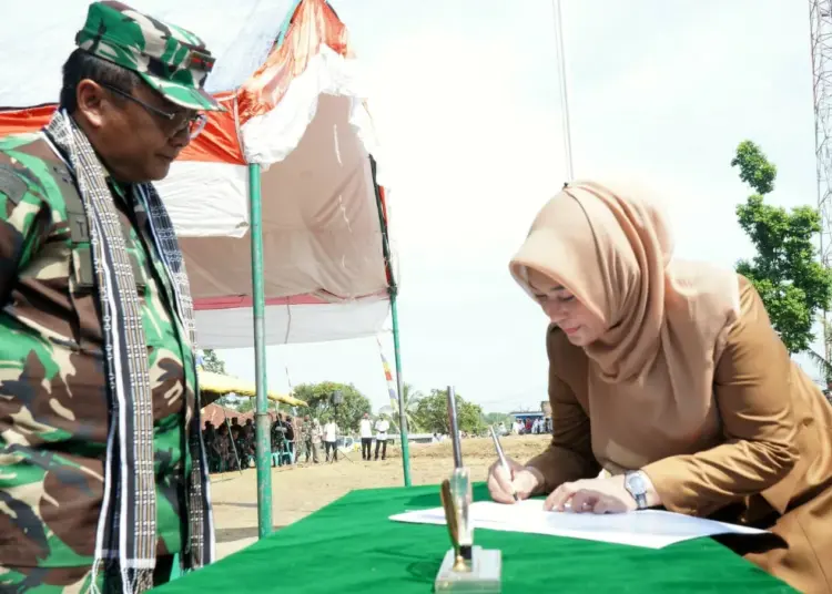 Bupati Pandeglang Irna Narulita, menandatangani berita acara dimulainya TMMD, Rabu (12/7/2023). (ISTIMEWA)