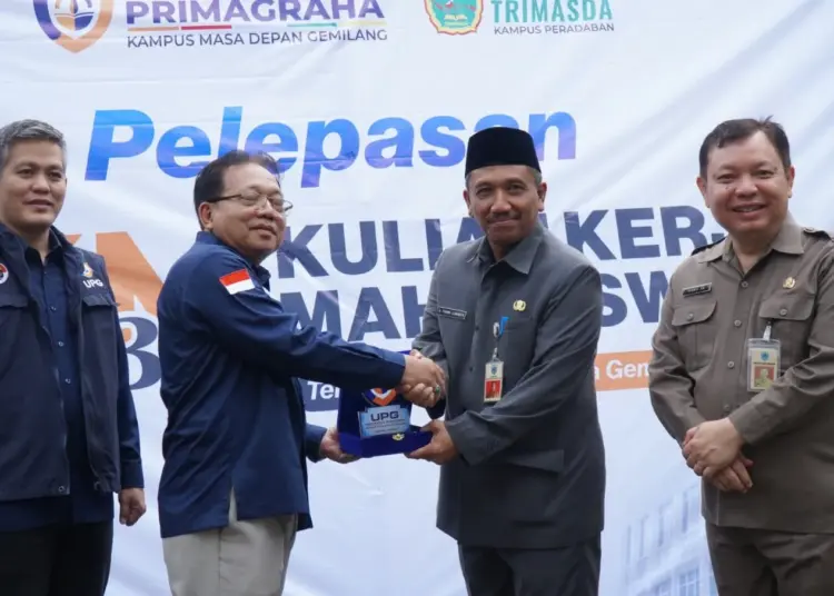 Sekda Kabupaten Pandeglang Ali Fahmi Sumanta, bersama Rektor Universitas Primagraha Romli Ardie, saat melepas peserta KKM, Kamis (13/7/2023). (ISTIMEWA)