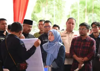 SIMULASI: Anggota Bawaslu Herwyn JH Malonda (kenakan seragam putih) saat menyaksikan proses Simulasi Pemungutan Suara Pemilu 2024 di Kutai Kartanegara, Kalimantan Timur, Sabtu (15/7/2023). (DOK BAWASLU)