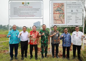 Pj Gubernur Banten Al Muktabar, bersama perwakilan dari Kementerian PUPR, di lokasi aset yang dilimpahkan. (ISTIMEWA)