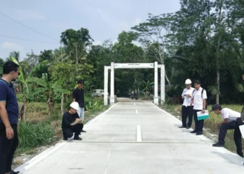 MEMERIKSA JALAN : Pegawai Dinas PUPR Kabupaten Pandeglang memeriksa jalan Cikupaeun-Turus, Kecamatan Sindangresmi, yang telah selesai dibangun akhir pekan kemarin. Wabup Tanto, meminta agar pelaksanaan pembangunan infrastruktur diawasi. (ISTIMEWA)