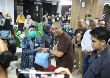 SIMBOLIS: Bupati Tangerang Ahmed Zaki Iskandar secara simbolis memberikan satu paket sembako kepada peserta operasi katarak gratis di RSUD Balaraja, Minggu (16/7). (ALFIAN HERIANTO)