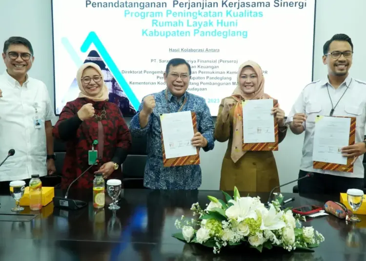 PENANDATANGANAN KERJASAMA - Bupati Pandeglang Irna Narulita, usai menandatangani perjanjian kerjasama terkait pembangunan RTLH. (ISTIMEWA)