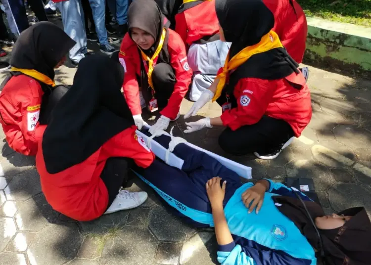 Ratusan pelajar dan guru SMK YPWKS Kota Cilegon, mengikuti pelatihan dan simulasi kebencanaan, Selasa (18/7/2023). (ISTIMEWA)