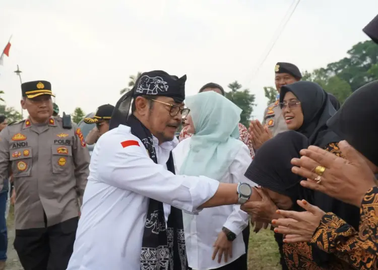 Mentan RI Syahrul Yasin Limpo, bersalaman dengan masyarakat, di Kecamatan Cimanuk, Kabupaten Pandeglang, Selasa (18/7/2023). (FAHRIE/SATELITNEWS.COM)