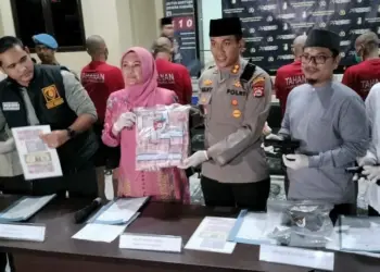 Bupati Pandeglang Irna Narulita, Kapolres Pandeglang AKBP Belny Warlansyah dan sejumlah pejabat Forkopimda, serta pejabat di lingkungan Polres Pandeglang, menunjukkan barang bukti tindak kejahatan Uang Palsu (Upal), Selasa (18/7/2023) malam. (FAHRIE/SATELITNEWS.COM)