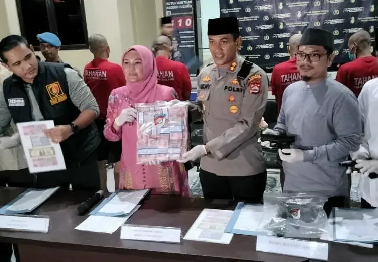 Bupati Pandeglang Irna Narulita, Kapolres Pandeglang AKBP Belny Warlansyah dan sejumlah pejabat Forkopimda, serta pejabat di lingkungan Polres Pandeglang, menunjukkan barang bukti tindak kejahatan Uang Palsu (Upal), Selasa (18/7/2023) malam. (FAHRIE/SATELITNEWS.COM)