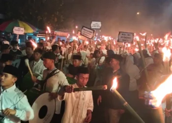 Peringati malam pergantian tahun Islam 1 Muharram 1445 Hijriyah, Pemkab Pandeglang gelar Pawai Obor yang diikuti ratusan peserta, dilepas Bupati Pandeglang Irna Narulita di depan Masjid Agung Ar Rahman, Selasa (18/7/2023) malam. (FAHRIE/SATELITNEWS.COM)