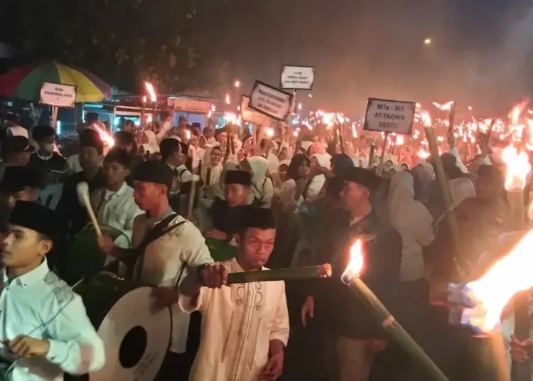 Peringati malam pergantian tahun Islam 1 Muharram 1445 Hijriyah, Pemkab Pandeglang gelar Pawai Obor yang diikuti ratusan peserta, dilepas Bupati Pandeglang Irna Narulita di depan Masjid Agung Ar Rahman, Selasa (18/7/2023) malam. (FAHRIE/SATELITNEWS.COM)