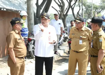 MENINJAU: Bupati Zaki didampingi Kepala Dinas Bina Marga dan SDA Kabupaten Tangerang serta Kabid Binamarga Endang dengan pihak lainnya saat meninjau progres pembangunan Jalan Raya Dadap, Kecamatan Kosambi, Selasa (18/7/2023). (ISTIMEWA)