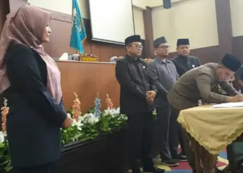 PENANDATANGANAN BERITA ACARA - Ketua DPRD Pandeglang TB Udi Juhdi, disaksikan para wakil ketua DPRD dan Bupati Pandeglang Irna Narulita, menandatangani berita acara rapat paripurna, Kamis (21/7/2023). (FAHRIE/SATELITNEWS.COM)