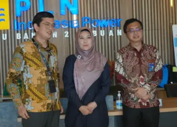 Bupati Pandeglang Irna Narulita, berfoto bersama dengan GM PLTU Labuan 2. (ISTIMEWA)