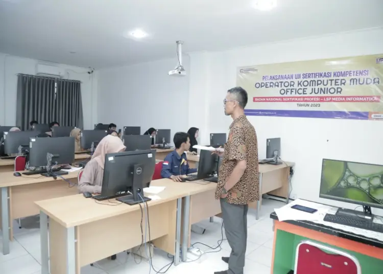 UJI KOMPETENSI - Universitas Primagaha (UPG), menggelar Sertifikasi Uji Kompetensi, bersama Badan Nasional Sertifikat Profesi (BNSP) bagi ratusan mahasiswa reguler dan penerima beasiswa untuk meningkatkan skillnya. (ISTIMEWA)