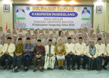 FOTO BERSAMA - Bupati Pandeglang Irna Narulita, foto bersama dengan para kafilah MTQ, sebelum diberangkatkan, Senin (24/7/2023). (FAHRIE/SATELITNEWS.COM)