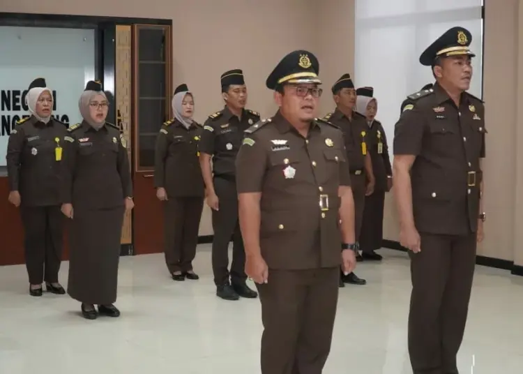 SERTIJAB: Suasana sertijab Kasi Intelijen Kejari Kabupaten Tangerang dari Ate Quesyini Ilyas kepada Doni Saputra. (ISTIMEWA)