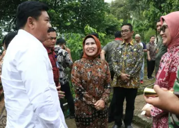 Menteri Agraria dan Tata Ruang (ATR) RI, Hadi Tjahjanto memberikan sertifikat tanah gratis Program Pendaftaran Tanah Sistematis Lengkap (PTSL), di Desa Cemplang, Kecamatan Ciomas, Kabupaten Serang, Kamis (27/7). (ISTIMEWA)