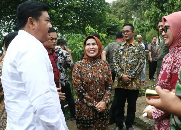 Menteri Agraria dan Tata Ruang (ATR) RI, Hadi Tjahjanto memberikan sertifikat tanah gratis Program Pendaftaran Tanah Sistematis Lengkap (PTSL), di Desa Cemplang, Kecamatan Ciomas, Kabupaten Serang, Kamis (27/7). (ISTIMEWA)