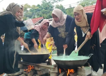 Guru dan Wali Murid SDN 2 Pagadungan, Kecamatan Karang Tanjung, Kabupaten Pandeglang, membuat bubur Syura. (FAHRIE/SATELITNEWS.COM)