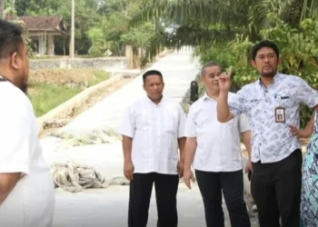 TINJAU HASIL PEMBANGUNAN - Tim DPUPR Kabupaten Pandeglang, meninjau hasil pembangunan jalan di wilayah selatan. (ISTIMEWA)