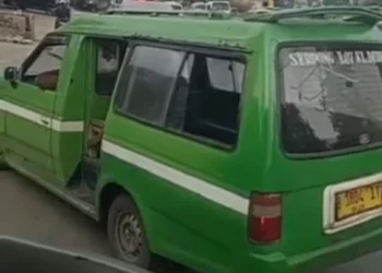 Merasa Penumpangnya Diambil, Angkot di Serpong Hadang Bus TransJakarta