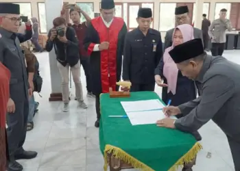 Bupati Pandeglang Irna Narulita, melantik Inspektur Inspektorat Kabupaten Pandeglang Ali Fahmi Sumanta sebagai Sekda Pandeglang, Jumat (7/7/2023). (FAHRIE/SATELITNEWS.COM)