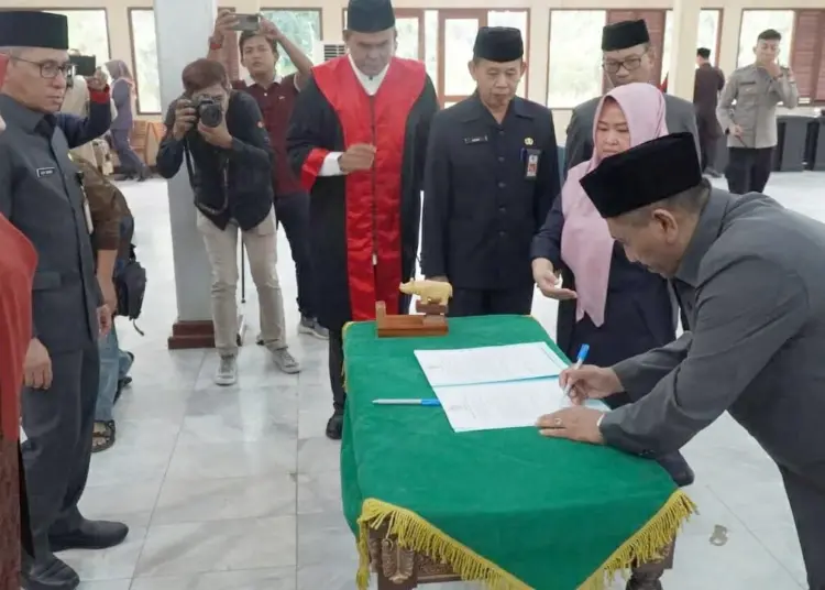 Bupati Pandeglang Irna Narulita, melantik Inspektur Inspektorat Kabupaten Pandeglang Ali Fahmi Sumanta sebagai Sekda Pandeglang, Jumat (7/7/2023). (FAHRIE/SATELITNEWS.COM)