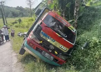 Tak Kuat Menanjak, Truk Mundur Lalu Hantam Pemotor Hingga Korban Tewas Seketika di Lebak