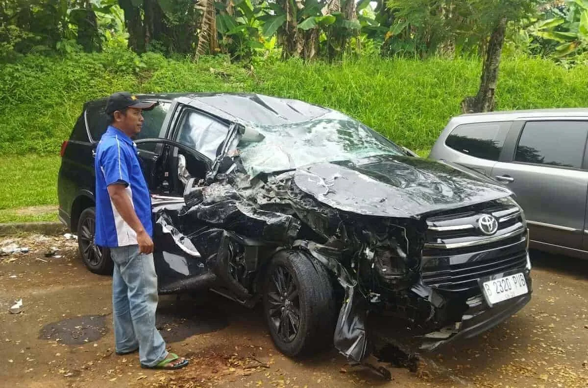 Minibus Tabrak Truk Tangki Air di BSD, Lima Orang Terluka