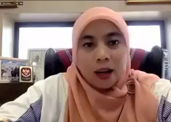 Komisioner KPU Betty Epsilon Idrus bersama mahasiswa Magister Ilmu Politik Mipol Universitas Muhammadiyah Jakarta (UMJ) saat simposium hasil kajian mengenai teori kepartaian dan kepemiluan, secara daring, Jumat (14/7). (rm)