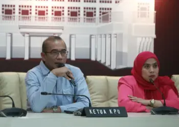 MEMBERIKAN KETERANGAN: Betty Epsilon Idroos (kanan) saat mendampingi Ketua KPU RI Hasyim Asyari memberikan keterangan kepada wartawan mengenai informasi terbaru Pemutakhiran Data Pemilih Pemilu 2024 di Kantor KPU, Jakarta, Kamis (22/6/2023). (ISTIMEWA)