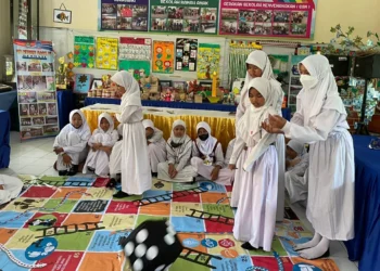 ILUSTRASI: Sejumlah siswi sekolah dasar di Kabupaten Tangerang saat beraktifitas di ruang kelas. (DOK/SATELIT NEWS)