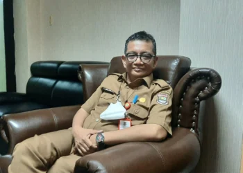 DIWAWANCARAI: Kepala Dinas Bina Marga dan Sumber Daya Air (DBMSDA) Kabupaten Tangerang, Iwan Firmansyah saat wawancara di ruang kerjanya. (DOK/SATELITNEWS)