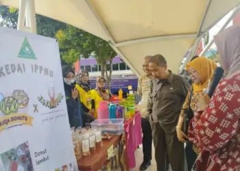 PRODUK UMKM: Asda III Kabupaten Tangerang, Syaifullah dan Ketua Panitia Festival Inovasi Sri Hidayah sedang melihat salah satu produk UMKM yang dipamerkan dalam acara tersebut, di Gerai Tangerang Gemilang, Jalan Raya Serang, Bojong, Kecamatan Cikupa, Minggu (2/7). (ALFIAN HERIANTO)