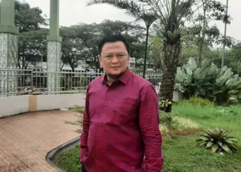 MENINJAU: Anggota Komisi IV DPRD Kabupaten Tangerang, Deden Umardhani meninjau langsung alun-alun dan taman di Pusat Pemerintahan Kabupaten Tangerang, Rabu (5/7). (ALFIAN HERIANTO)