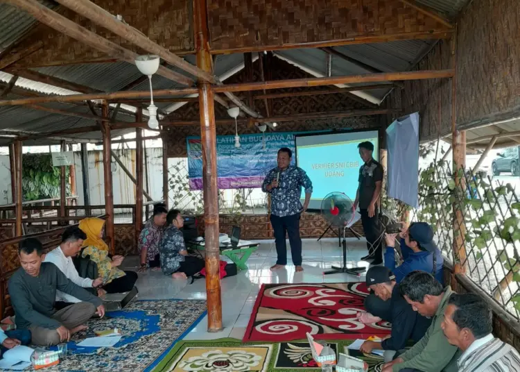 PELATIHAN BUDIDAYA: Suasana pelatihan budidaya ikan air payau di Caffe 99 Kecamatan Kronjo, Rabu (5/7). (ALFIAN HERIANTO)