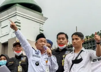 BERORASI: Ketua DPP APDESI Indonesia, Surta Wijaya saat berorasi di depan Kantor DPR/MPR RI, Jakarta Pusat. (ISTIMEWA)