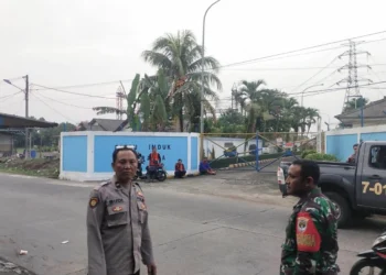 CEK LOKASI TAWURAN: Situasi di Jalan Raya Aria Wangsakara, Kampung Sodong, Desa Sodong, Kecamatan Tigaraksa, tepatnya di depan gardu PLN. Terlihat Kepolsian Sektor Tigaraksa beserta Koramil 06/Tigaraksa sedang melakukan olah TKP peristiwa tawuran remaja yang diduga para pelajar tingkat SMA/SMK, Kamis (6/7). (ALFIAN HERIANTO)